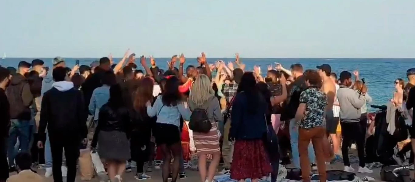 Βαρκελώνη: Οι νέοι είπαν «όχι» στο lockdown και έκαναν πάρτι σε γνωστή παραλία (βίντεο)